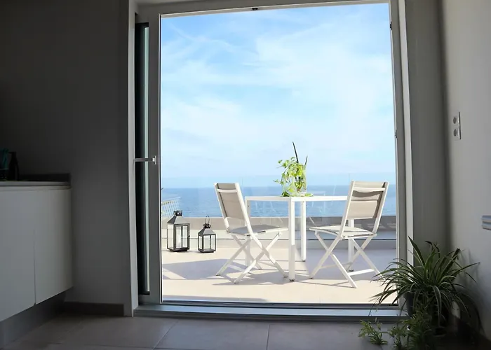 Durmiendo Sobre El Mar, Vivienda Los Riscos